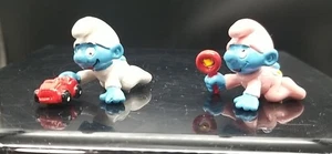 Puffi Baby Lotto (2) Auto Rossa e Sonaglio Figure PVC Giocattolo Figurina 1985 HONG KONG Vintage - Foto 1 di 6