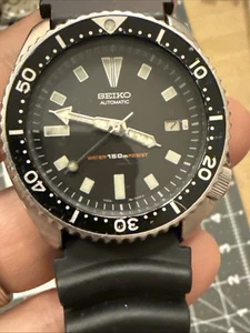 Seiko 7002-7000 orologio subacqueo uomo automatico quadrante nero e lunetta cinturino originale - Foto 1 di 15
