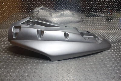 2004 Honda Aquatrax F12 OEM TAMPA DE ARMAZENAMENTO CAPÔ FRONTAL PRATA 74250-HW1-690ZA - Imagem 1 de 4