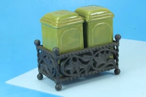 Juego de coctelera de sal y pimienta de cerámica vintage en carrito de hierro fundido. - Imagen 1 de 7