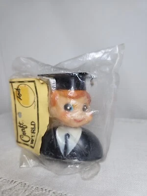 Винтажный Гонконг WILSON выпускной торт Topper красная голова мальчик выпускник новый из старых запасов 3» высоты  - Изображение 1 из 3