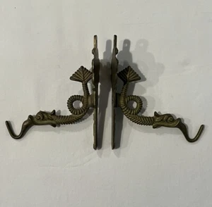 Vintage Messing Unikat 2 Aufhängehaken mit geschwungenem Pfeilschwanz Drachenfisch - Bild 1 von 11