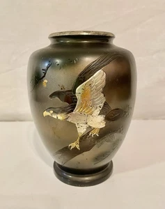 Vaso giapponese vintage metallo misto argento oro intarsiato inciso falco uccellino 6,5” firmato - Foto 1 di 7