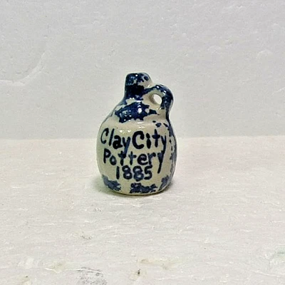 De colección. Jarra miniatura esponja azul y blanca cerámica ciudad arcilla marcada 1992 1 1/2" t. Foto 1 de 4