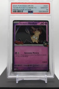 PSA 10 - TEAM ROCKET'S MIMIKYU Destined Rivals Prelanzamiento Staff Promo 087/182 - Imagen 1 de 1