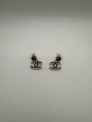 Pendientes Chanel esmalte negro y oro Foto 1 de 4