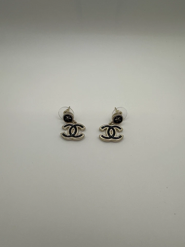 Pendientes Chanel esmalte negro y oro Foto 1 de 4