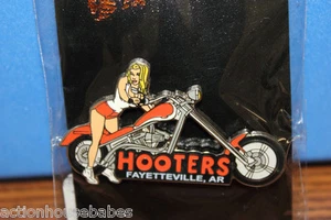 FAYETTEVILLE, ARKANSAS HOOTERS BLONDES MÄDCHEN AUF ROTEM CHOPPER MOTORRAD FAHRRAD ANSTECKNADEL - Bild 1 von 1
