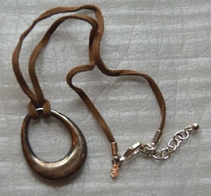 Premier Design Silberfarben Träne Anhänger auf Leder #Schmuck #PremierDesign # - Bild 1 von 4