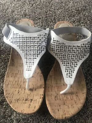 Sandalias de cuña White Mountain correa de tacón elástico 9,5 nuevas sin caja blancas sin cordones Foto 1 de 4