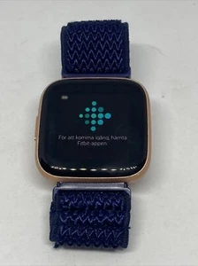 Fitbit Versa 2 FB-507 Fitness Silver Smartwatch Small Navy Blue Elastic Band - Picture 1 of 5