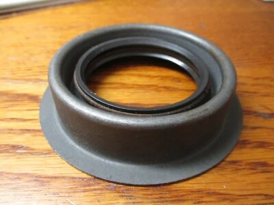 1965 1966 1967 1968 1969 1970 1971 IMPERIAL DODGE & TRUCKS + Pinion Seal + NOS  - Imagem 1 de 2