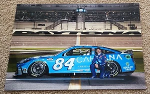 PÓSTER BRILLANTE JIMMIE JOHNSON 2024 #84 CARVANA DAYTONA 500 13X19 - Imagen 1 de 1