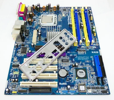 Socket scheda madre ASRock 4CoreDual-VSTA 775 con CPU Intel Pentium + IO Shield - Immagine 1 di 4