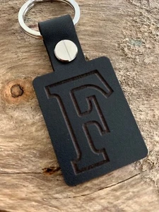 Llave De Cuero Con Inicial F Regalo Negro - Imagen 1 de 2