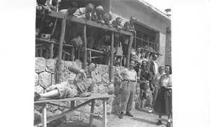 AL7-54B) CARTOLINA FOTOGRAFIA DI GRUPPO ( RIFUGIO ? ) TIMBRO SAVOIA FORLI' - Picture 1 of 2