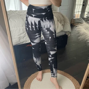 Reebok Lux Studio Women’s XS Black White Bold 2.0 Leggings High Rise - Picture 1 of 8