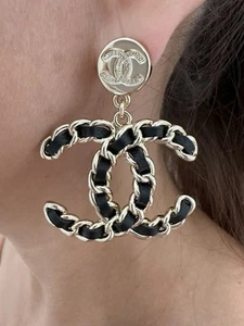 2025C CHANEL BIG GOLD CC LOGO BLACK LEATHER INTERWOVEN OHRSTECKER OHRHÄNGER - Bild 1 von 15