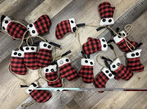 2 rot und schwarz karierte Fäustlinge und Strümpfe mit Fellgirlande - Bild 1 von 2