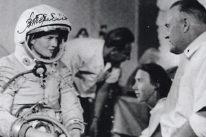 Foto firmata Valentina Tereshkova autografata 4x6 cosmonauta russa prima donna - Foto 1 di 2