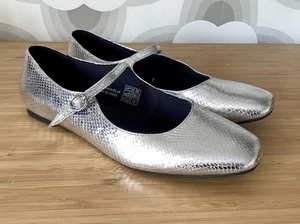 Scarpe Mary Jane piatte argento Marks & Spencer taglia UK 7 - Foto 1 di 5