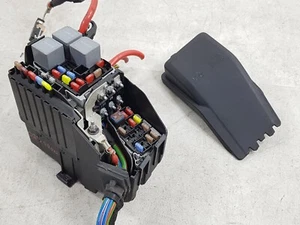 VOLVO V60 2013-18 2.0d D5204T7 ENGINE BAY FUSE BOX WITH TOP COVER - Picture 1 of 9