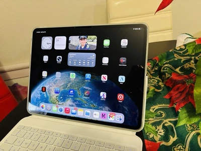 APPLE 13-INCH IPAD PRO M4 OLED WI-FI 256GB and 8GB MEMORY w/ ESR Keyboard-SUPERB - Image 1 of 4