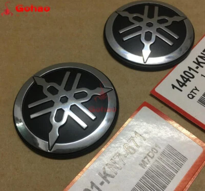 Nuevo Juego 2x Emblemas de Insignias de Tanque de Horquilla Cromo Plateado para R1 R3 R6 R7 Tmax Foto 1 de 4