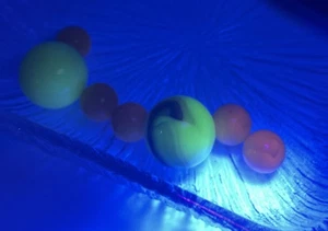 Lote De Colección 7 Canicas UV Reactivo Cadmio Uranio 2 Tiradores Uranio - Imagen 1 de 8