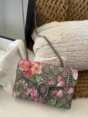 🌸 Cartera con cadena Gucci Dionysus Blooms (lona GG Supreme con estampado floral) Foto 1 de 4