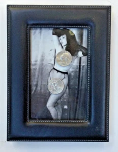 VINTAGE EASEL FRAMED 4x6 BETTIE PAGE NUDE PINUP PHOTO NM - Picture 1 of 3