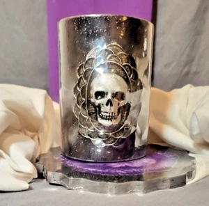 Nuevo en caja Arte de calavera y vela de pilar | Decoración gótica de Michael de 3"x4" | Acabado brillante - Imagen 1 de 4