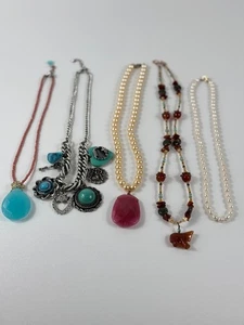 Konvolut 5 verschiedene Halsketten mit Anhänger verschiedene Materialien & Stile - Bild 1 von 10