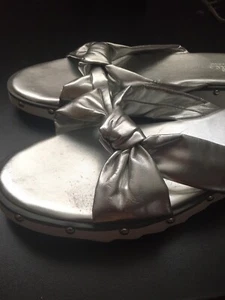 Sandalias Charles by Charles David 11M con nudo plateado sin cordones - Imagen 1 de 15