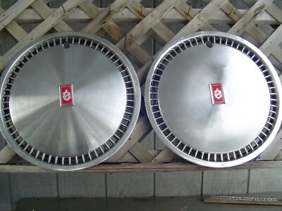 DOS TAPACUBOS VINTAGE CLÁSICOS OLDSMOBILE 80 90 JETSTAR CUSTOM CRUISER CUBIERTA DE RUEDA Foto 1 de 4