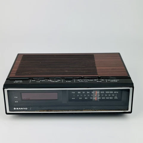Sanyo RM5100 AM FM Vintage Clock Radio Wood Grain Look, Tested. Alarm Clock Loud Cover