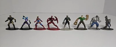 Lote de mini figuras de metal Marvel - Imagem 1 de 4
