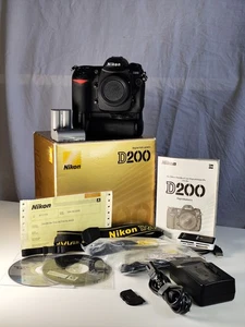 Nikon D200 DSLR Kamera, MB-D200 Griff, 2 Akkus, OVP, Super Zustand! Zubehörpaket - Bild 1 von 24
