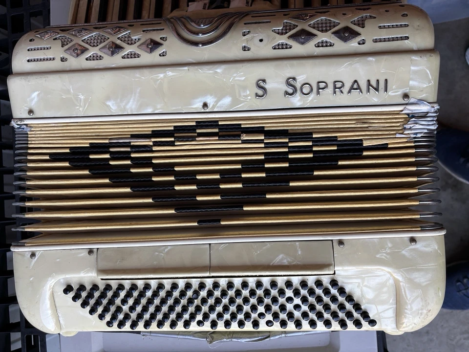 Винтажный аккордеон S. Soprani — на запчасти/восстановление - Изображение 1 из 4