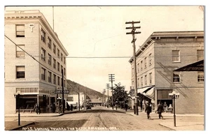 ROSEBURG, OREGON - SCHAU INS BAHNDEPOT - DROGERIE - ECHTFOTO POSTKARTE - Bild 1 von 2