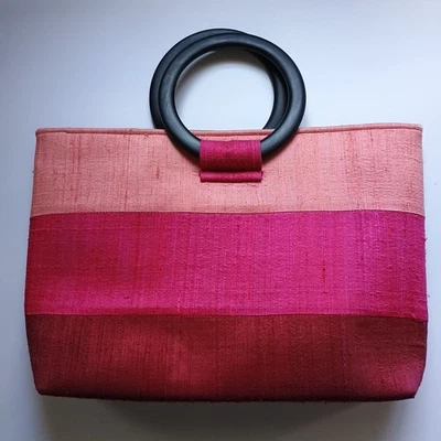 Bolso de mano de seda rosa rojo rectangular libro de bolsillo con asas circulares Camboya Foto 1 de 4