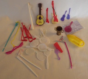 33 Barbie ? Sportartikel Tennisschläger Gitarre Mädchen Puppe spielen 1" - 4" - Bild 1 von 1