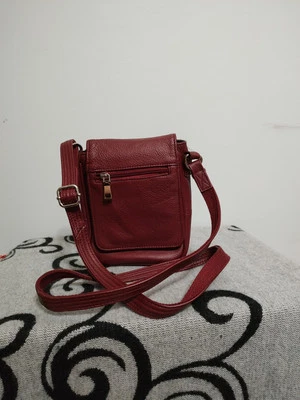 Roma Leather Locking Concealment Handgun Crossbody Purse w/key - Image 1 of 4