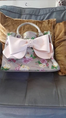 Bolso Bandolera Betsey Johnson Gris Rosa Lazo Floral Múltiples Compartimentos con Cremallera Foto 1 de 4