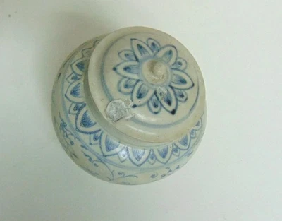 Jarlet azul y blanca naufragio Hoi An con cubierta y hierba finales del siglo XV. Foto 1 de 4