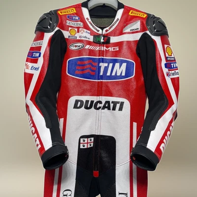 RÉPLICA DE TERNO DE MOTOCICLISTA DE COURO ESTILO DUCATI CORSE – NOVO FEITO SOB ENCOMENDA TODOS OS TAMANHOS - Imagem 1 de 4