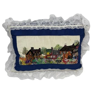 ALMOHADA DE ENCAJE BORDADA VINTAGE TERMINADA PUNTO DE CRUZ Village Town - Imagen 1 de 7