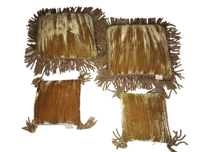 ALMOHADAS DECORATIVAS WATERFORD DE TERCIOPELO TRITURADO DORADO CÁLIDO SATINADO (4P) Foto 1 de 4