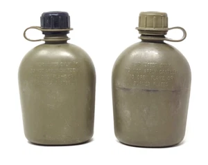 2 Bottiglie Acqua Vintage US Military Grade 1 Quart Plastica Dura Mensa Verde Esercito - Foto 1 di 11