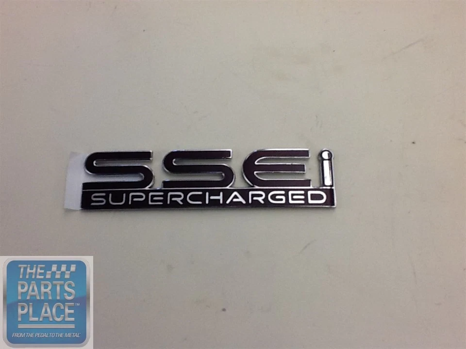 2001-02 Pontiac Bonneville SSEI emblema supercharged (vermelho escuro) - GM 25666709 - Imagem 1 de 1